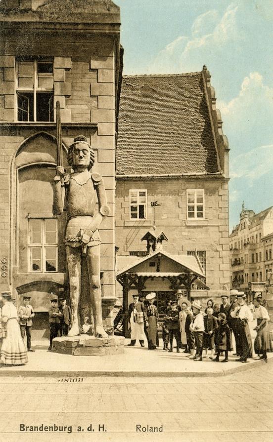 uf einer Postkarte ist der Roland vor dem Neustädtischen Rathaus abgebildet. Die Kleidung der Passanten zeigt, dass das Foto um 1900 entstanden ist.