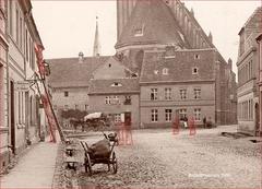 Detail Momentaufnahme um 1885 in der Abtstraße mit hervorgehobenen "Geister"-Silhouetten (Foto: Stadtmuseum Brandenburg an der Havel)