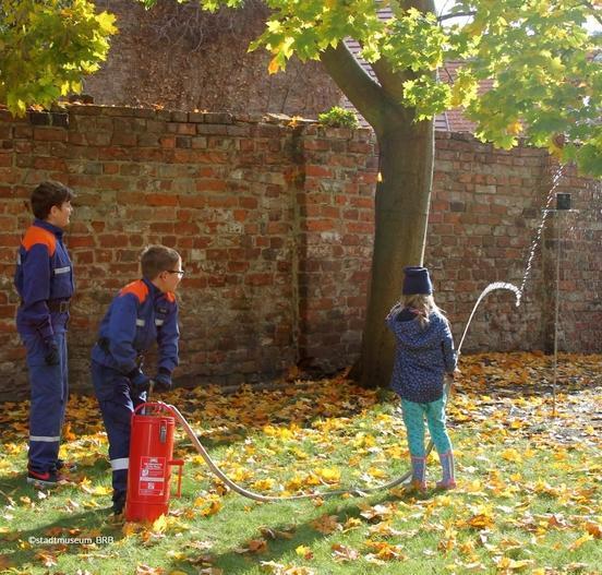 Die Jugendgruppe der Freiwilligen Feuerwehr übt Ziellöschen (Foto: Stadtmuseum Brandenburg an der Havel)