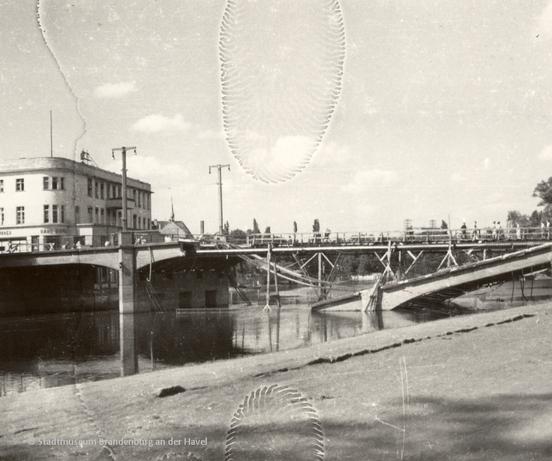 1945: Jahrtausendbrücke mit Behelfssteg (Foto: Stadtmuseum Brandeburg an der Havel)