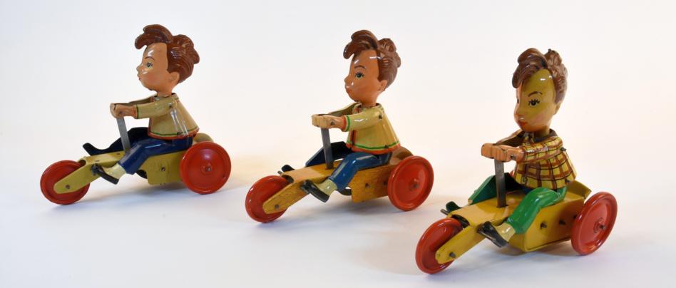 Symbolbild: drei kleine Jungen auf einem Dreirad (MSB Spielwaren)