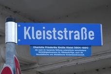 Kleiststraße mit neuem Namensschild.