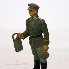 Soldat in der Etappe mit Brotbüchse und "Henkelmann" – Lineol- Spielwarenfabrik Brandenburg, 1935-1939 (Foto: Stadtmuseum Brandenburg an der Havel)