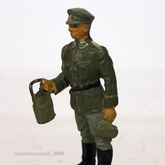 Soldat in der Etappe mit Brotbüchse und "Henkelmann" - Lineol- Spielwarenfabrik Brandenburg, 1935-1939 (Foto: Stadtmuseum Brandenburg an der Havel)