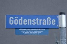 Gödenstraße mit neuem Namensschild.