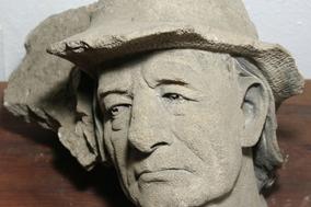 Virtueller Rundgang 40 – Sandsteinkopf eines "Salzburger Bauern" des Kriegerdenkmals vom Marienberg