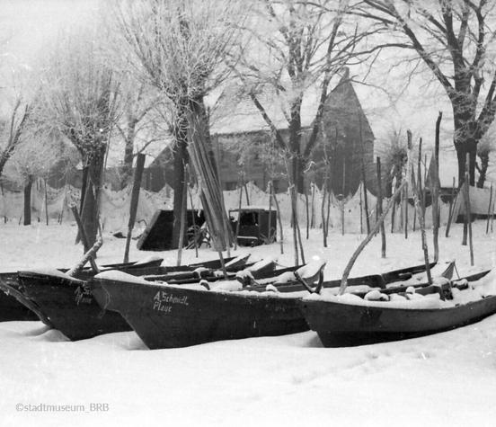 Fischerboote in Plaue. Im Hintergrund sieht man steifgefrorene Netze (Foto: K. Ziegler, Stadtmuseum Brandenburg an der Havel)