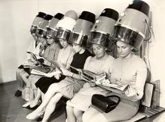 Jede nur eine Trockenhaube! Sieben Damen sitzen eng an eng im Salon der Produktionsgenossenschaft der Friseure am Salzhof! (Foto: Stadtmuseum Brandenburg an der Havel)