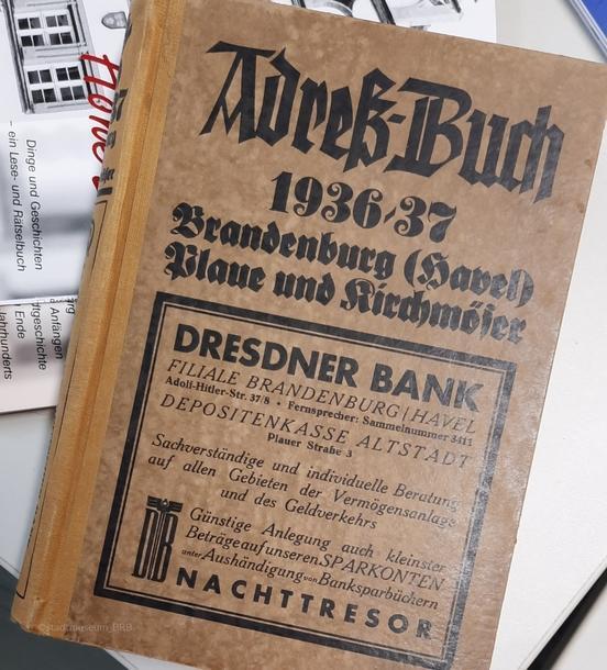 Umschlag eines der Adressbücher aus dem Staddtmuseum (Foto: Stadtmuseum Brandenburg an der Havel)