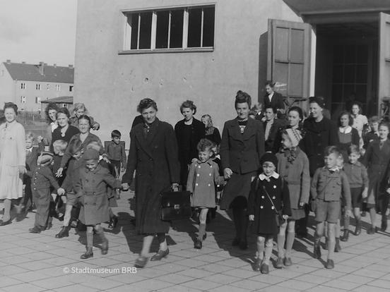 Die erste Schulstunde ist überstanden, voller Stolz verlassen die Kinder die Schule (Foto: Stadtmuseum Brandenburg an der Havel)