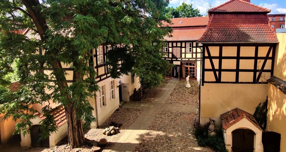 Blick aus dem Hauptgebäude in den Museumshof