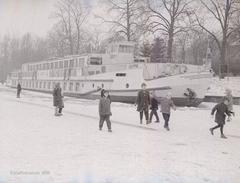 Kinder auf der zugefrorenen Havel am Salzhofufer vor dem Ausflugsschiff „Aktivist“ (Foto: Stadtmuseum Brandenburg an der Havel)