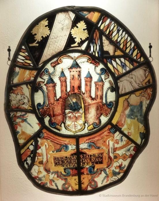 Bleigefasstes Fensterglas mit dem Wappen der Brandenburger Neustadt und Inschrift: „ Eines Erbaren Ratz Wappen der Neustadt Brandenburg 1586“ (Foto: Stadtmuseum Brandenburg an der Havel)