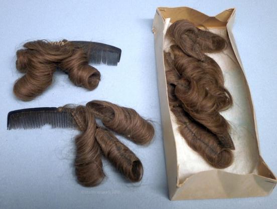 Haarverlängerungen als Locken, zum Teil an einem Kamm befestigt (Foto: Stadtmuseum Brandenburg an der Havel)
