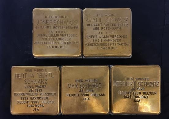 Fünf Stolpersteine für Mitglieder der Familie Schwarz