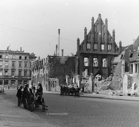 Blick auf die Reste des Neustädtischen Ranthauses kurz nach Kriegsende (Foto: Stadtmuseum Brandenburg an der Havel)