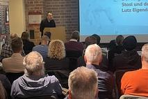 Leiter des Brandenburger Landesbüros der Friedrich Ebert Stiftung Urban Überschär begrüßt Publikum und Gäste