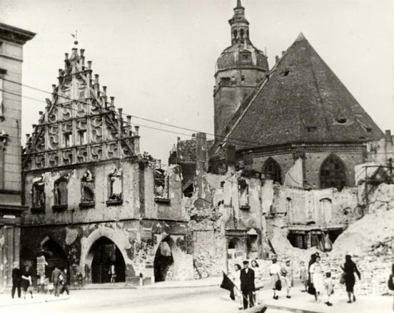Im Sommer 1945 standen das zerstörte "Kurfürstenhaus" noch (Foto/Animation: Stadtmuseum Brandenburg an der Havel)