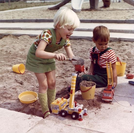 Messebild mit Kolossautos mit Kindern (80er Jahre)