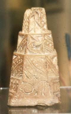 Lichtstock aus Ziegelton, datiert auf 1534 (Foto: Stadtmuseum Brandenburg an der Havel)