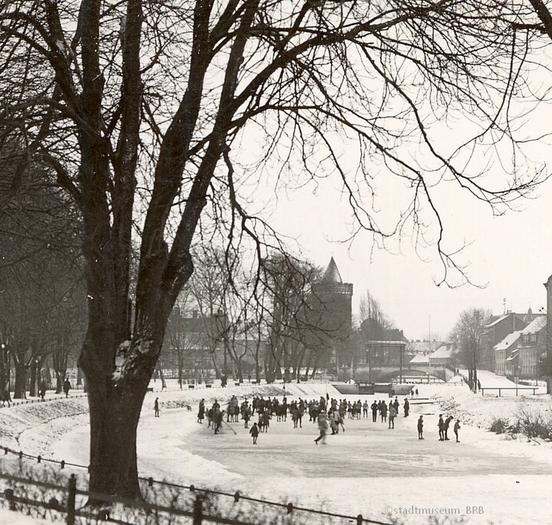Eisvergnügen auf dem Oberwasser an der Stadtschleuse - Winter 1926/1927 (Foto: Stadtmuseum Brandenburg an der Havel)