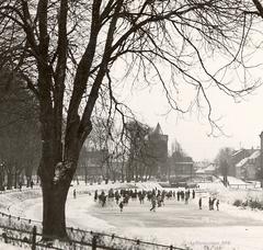 Eisvergnügen auf dem Oberwasser an der Stadtschleuse – Winter 1926/1927 (Foto: Stadtmuseum Brandenburg an der Havel)