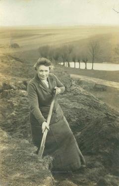 Minna Marie Auguste Bielefeld 1915 auf dem Hasselberg (Quelle/Foto: Stadtmuseum Brandenburg an der Havel)