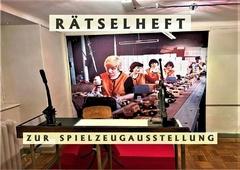 Frauen bauen Spielzeug zusammen, sie sitzen in einer langen Reihe.