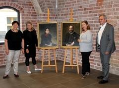 Die Bilder übergab Kerstin Neitzel, Regionalleiterin der Fielmann AG (2. v. l.) an den Beigeordneten Dr. Wolfgang Erlebach (rechts im Bild) und Museumsleiterin Anja Grothe (2.v.r). Cornelia Stabrodt als stellvertretende Leiterin des Fachbereichs Kultur (links) freut sich mit (Foto: Stadtmuseum Brandenburg an der Havel)
