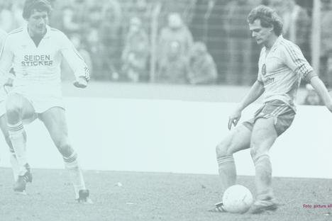Grafik Lutz Eigendorf während eines Fußballspiels