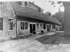 Die "Budenhäuser" auf einer etwas älteren Aufnahme (Foto: Stadtmuseum Brandenburg an der Havel)