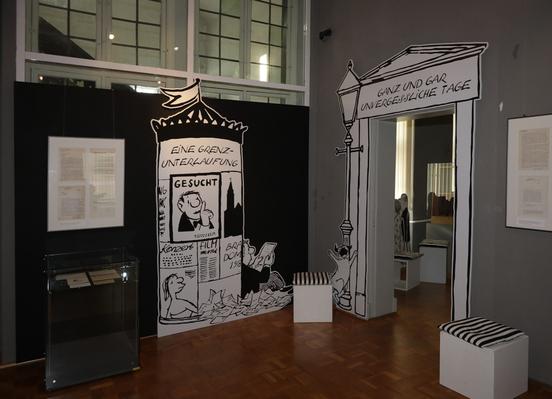 Eine mit Loriot-Motiven gestaltete Litfass-Säule und ein Portal im 1. Raum der Ausstellung führen optisch zum Thema hin.