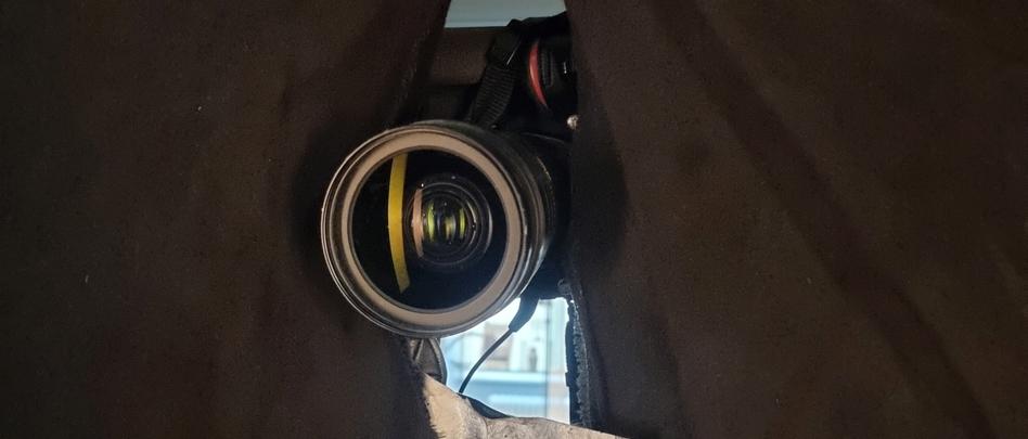 Linse eines Fotoapparates, vor schwarzem Stoff