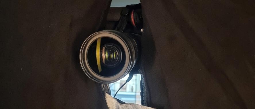 Linse eines Fotoapparates, vor schwarzem Stoff