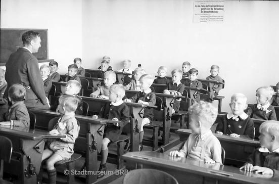 Zwischen Vorfreude und Angst vor dem Unbekannten: Jungenklasse anno 1949 der Gördenschule (heute Wilhelm Busch Grundschule) (Foto: Stadtmuseum Brandenburg an der Havel)