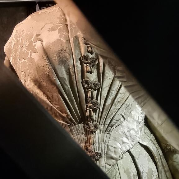 Kleid aus der Zeit um 1850 mit weitem Rock und feinen Falten und Rüschen