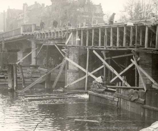 Herbst 1945: Wiederaufbau der Luckenberger Brücke (Foto: Stadtmuseum Brandenburg an der Havel)