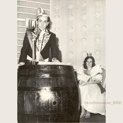 Karneval 1965 im Haus der Freundschaft: Die Büttenrede hielt ein damals bekannter Zahnarzt, die Karnevalsprinzessin schaut zu (Stadtmuseum Brandenburg an der Havel, Foto: Bruno Wernitz)