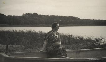 Wally Lesser sitzt in einem Boot am Havelufer, 1930er Jahre (Foto: Sammlung M. Lesser-Bach)