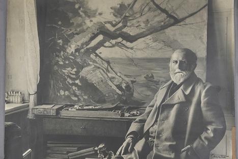 Fotografie Hagemeisters vor einem seiner Werke