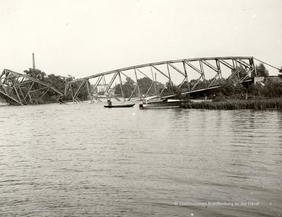 1945: Eisenbahnbrücke bei Plaue (Foto: Stadtmuseum Brandenburg an der Havel)