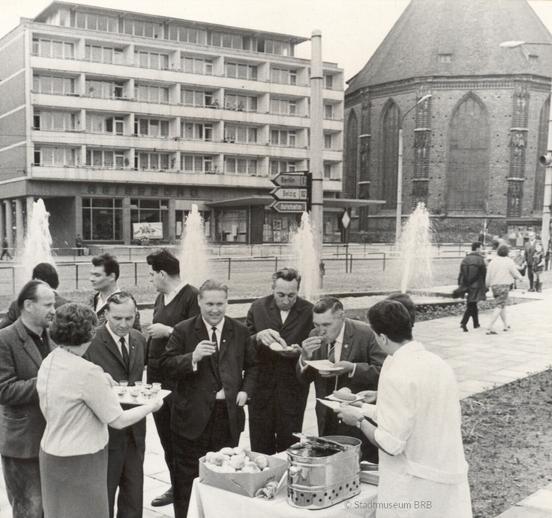 Einweihung des Springbrunnens 1968 mit SED Kreisleitung und Bockwurst (Foto: Stadtmuseum Brandenburg an der Havel)