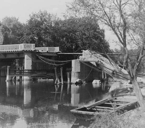 1945 Zerstörte Homeyenbrücke (Foto: Stadtmuseum Brandenburg an der Havel)