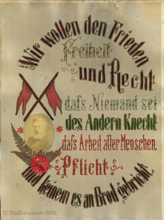 Auf Papiercanvas gestickter Sinnspruch (Vorderseite) (Foto: Stadtmuseum Brandenburg an der Havel)