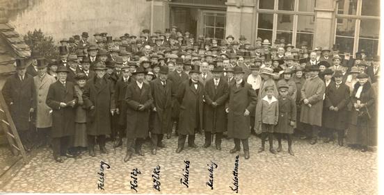 Viele Menschen stehen 1923 im Hof des Museums