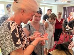 Besucherin beim Betasten eines Spielzeuges