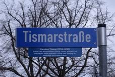 Tismarstraße mit neuem Namensschild.