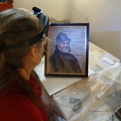 Jedes Bild wird von Dr. Iris Berndt genau angeschaut und beschrieben (Foto: Stadtmuseum Brandenburg an der Havel).