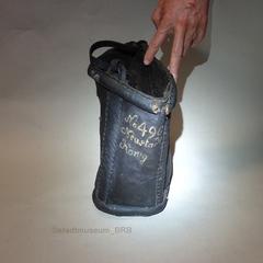 Löscheimer aus Leder aus der Brandenburger Neustadt, mit "Handmodell" für den Größenvergleich  (Foto: Stadtmuseum Brandenburg an der Havel)