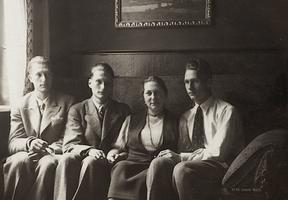 Wally Lesser und ihre drei Söhne sitzen zusammen auf dem Sofa, 1936 (Foto: Sammlung M. Lesser-Bach)
